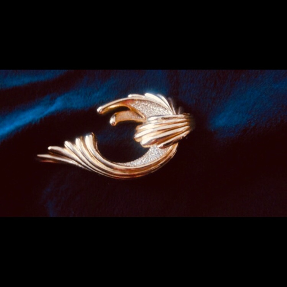 Beautiful Sphinx A2016 Wavy yellow tone brooch.